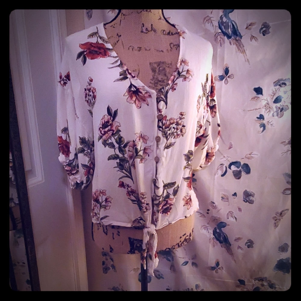 Floral top. Brand new condition!